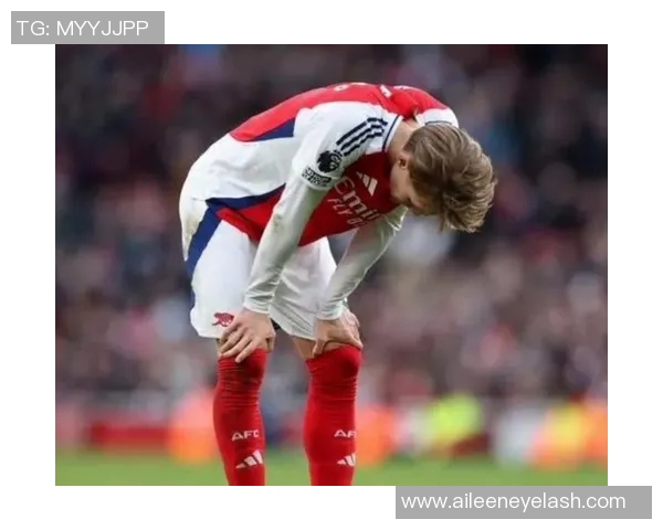 足球明星在比赛中意外受伤被踢到裆部引发球迷热议和媒体关注 足球明星在比赛中意外受伤被踢到裆部引发球迷热议和媒体关注